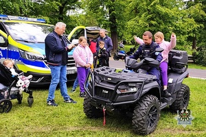 Na zdjęciu policjanci oraz uczestnicy festynu w ramach Dnia Służb Mundurowych.