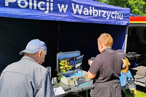 Na zdjęciu policjanci oraz uczestnicy festynu w ramach Dnia Służb Mundurowych.