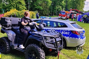 Na zdjęciu policjanci oraz uczestnicy festynu w ramach Dnia Służb Mundurowych.