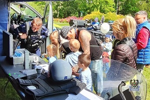 Na zdjęciu policjanci oraz uczestnicy festynu w ramach Dnia Służb Mundurowych.