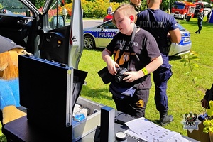 Na zdjęciu policjanci oraz uczestnicy festynu w ramach Dnia Służb Mundurowych.