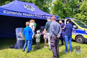 Na zdjęciu policjanci oraz uczestnicy festynu w ramach Dnia Służb Mundurowych.