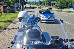 Na zdjęciu policyjny radiowóz oraz motocykle.