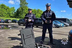Na zdjęciu policjanci odsługujący drona.