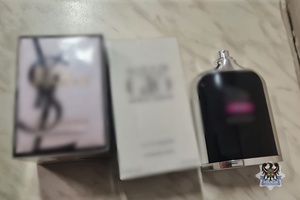 Na zdjęciu przykładowe perfumy.