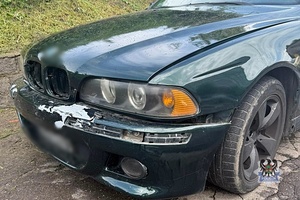 Na zdjęciu uszkodzony pojazd.