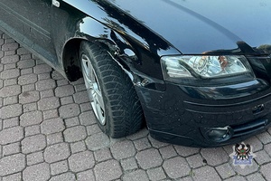 Na zdjęciu uszkodzony samochód .