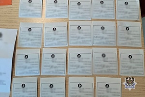 Na zdjęciu zabezpieczone przez policjantów mienie.