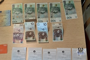 Na zdjęciu zabezpieczone przez policjantów pieniądze.