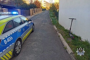 Na zdjęciu radiowóz policyjny i przykładowa hulajnoga.