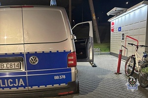 Na zdjęciu radiowóz oraz rower.