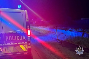 Na zdjęciu radiowóz oraz hulajnoga elektryczna.