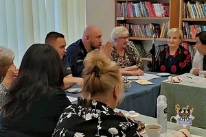 Na zdjęciu policjanci w trakcie pogadanki z seniorami.