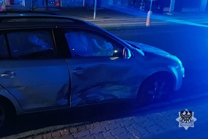 Na zdjęciu uszkodzony w wyniku kolizji drogowej samochód.