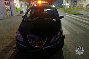 Na zdjęciu uszkodzony w wyniku kolizji drogowej samochód.