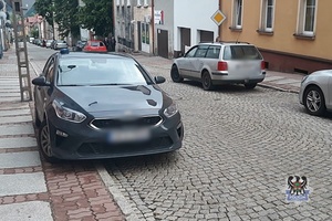 Na zdjęciu nieoznakowany radiowóz oraz kontrolowany samochód.