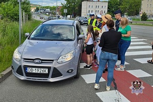 Na zdjęciu policjanci oraz dzieci podczas wspólnej akcji Ania szuka domu.