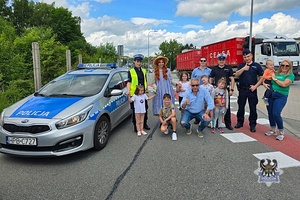 Na zdjęciu policjanci oraz dzieci podczas wspólnej akcji Ania szuka domu.