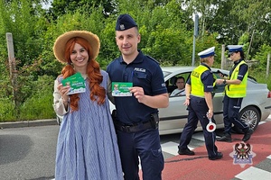 Na zdjęciu policjanci oraz dzieci podczas wspólnej akcji Ania szuka domu.