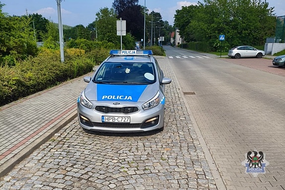 Na zdjęciu radiowóz w miejscu kontroli autokarów.