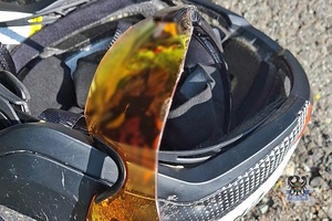 Na zdjęciu uszkodzony w wyniku wypadku kask i okulary.