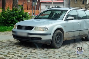 Na zdjęciu samochód, którym uciekał sprawca zdarzenia.