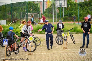 Na zdjęciu policjanci oraz uczestnicy szkolenia z zakresu bezpieczeństwa rowerzystów.