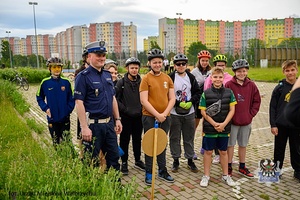 Na zdjęciu policjanci oraz uczestnicy szkolenia z zakresu bezpieczeństwa rowerzystów.