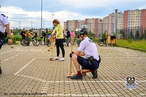 Na zdjęciu policjanci oraz uczestnicy szkolenia z zakresu bezpieczeństwa rowerzystów.