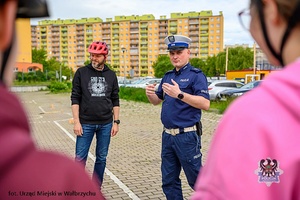 Na zdjęciu policjanci oraz uczestnicy szkolenia z zakresu bezpieczeństwa rowerzystów.
