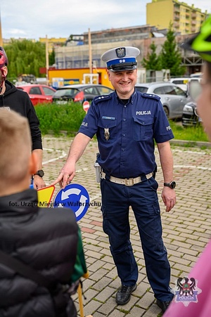 Na zdjęciu policjanci oraz uczestnicy szkolenia z zakresu bezpieczeństwa rowerzystów.