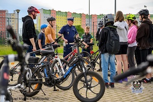 Na zdjęciu policjanci oraz uczestnicy szkolenia z zakresu bezpieczeństwa rowerzystów.