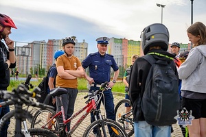Na zdjęciu policjanci oraz uczestnicy szkolenia z zakresu bezpieczeństwa rowerzystów.