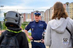 Na zdjęciu policjanci oraz uczestnicy szkolenia z zakresu bezpieczeństwa rowerzystów.