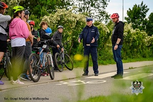 Na zdjęciu policjanci oraz uczestnicy szkolenia z zakresu bezpieczeństwa rowerzystów.