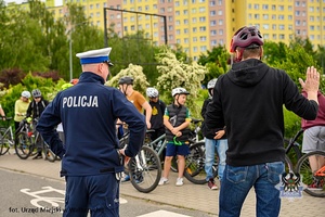Na zdjęciu policjanci oraz uczestnicy szkolenia z zakresu bezpieczeństwa rowerzystów.
