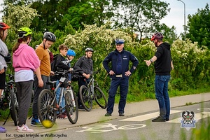 Na zdjęciu policjanci oraz uczestnicy szkolenia z zakresu bezpieczeństwa rowerzystów.