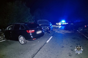 Na zdjęciu uszkodzony w wyniku wypadku samochód osobowy.