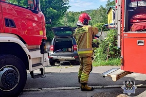 Na zdjęciu strażak pomiędzy wozami straży pożarnej.