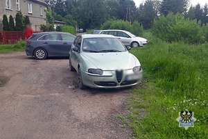 Na zdjęciu nieoznakowany radiowóz oraz kontrolowany samochód.