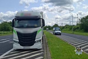 Na zdjęciu kontrolowany ciągnik siodłowy oraz radiowóz ITD