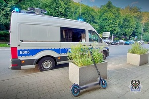 Na zdjęciu radiowóz praz hulajnoga.