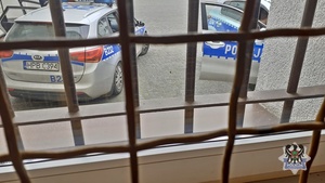 Radiowozy widziane zza krat.