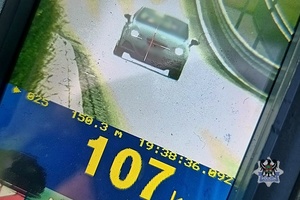 Screen z zarejestrowaną prędkością 107 km/h.