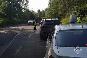 Na zdjęciu policjant podczas badania stanu trzeźwości kierujących.