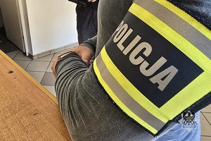 Na zdjęciu policjant w opasce Policja.