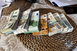 Na zdjęciu zabezpieczone pieniądze.