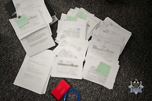 Na zdjęciu zabezpieczone dokumenty.