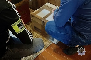 Na zdjęciu pudło z zabezpieczonymi dokumentami.