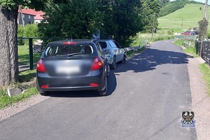 Na zdjęciu uszkodzony w wyniku kolizji drogowej samochód osobowy.